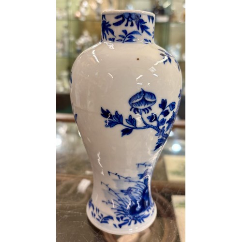 368 - A 19TH C. CHINESE BLUE AND WHITE VASE & COVER, 21CM HIGH OVERALL TOGETHER WITH A SMALL CHINESE BLUE ... 