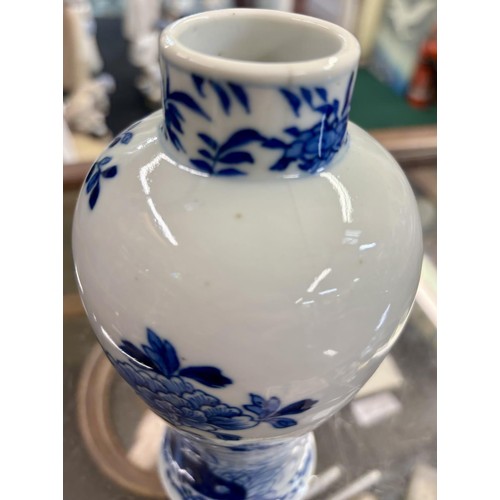 368 - A 19TH C. CHINESE BLUE AND WHITE VASE & COVER, 21CM HIGH OVERALL TOGETHER WITH A SMALL CHINESE BLUE ... 