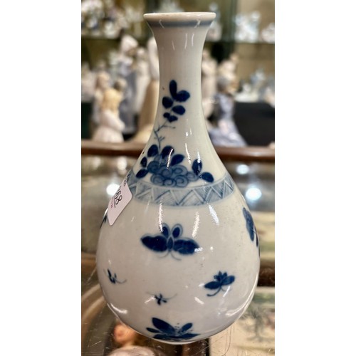 368 - A 19TH C. CHINESE BLUE AND WHITE VASE & COVER, 21CM HIGH OVERALL TOGETHER WITH A SMALL CHINESE BLUE ... 