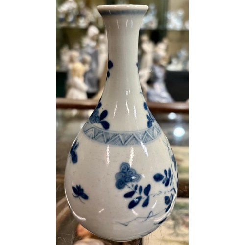 368 - A 19TH C. CHINESE BLUE AND WHITE VASE & COVER, 21CM HIGH OVERALL TOGETHER WITH A SMALL CHINESE BLUE ... 