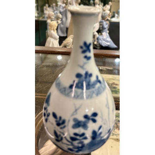 368 - A 19TH C. CHINESE BLUE AND WHITE VASE & COVER, 21CM HIGH OVERALL TOGETHER WITH A SMALL CHINESE BLUE ... 