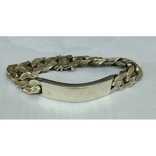 376 - A GENTS SILVER IDENTITY BRACELET -CURB LINK WITH UNMARKED CARTOUCHE H/M LONDON 1977 -APPROX 95.7GRAM... 