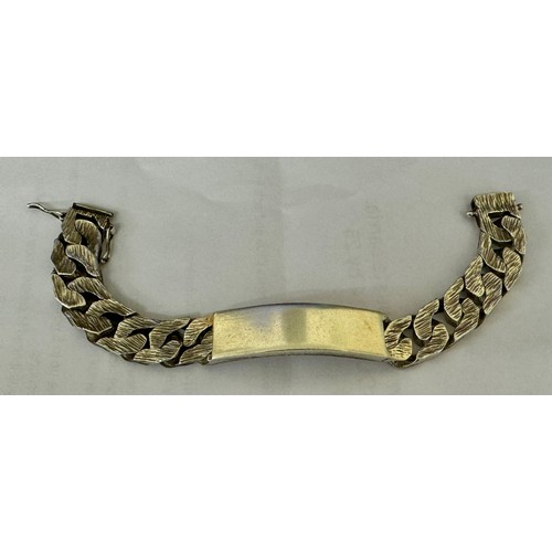 376 - A GENTS SILVER IDENTITY BRACELET -CURB LINK WITH UNMARKED CARTOUCHE H/M LONDON 1977 -APPROX 95.7GRAM... 