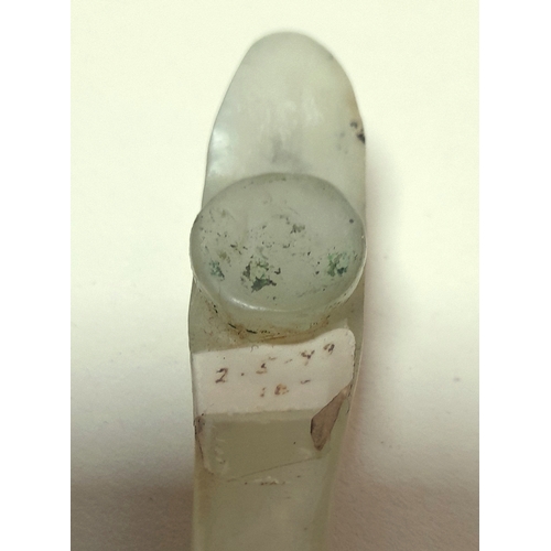 383 - AN ANTIQUE CHINESE JADE BELT HOOK, THE UNDERSIDE WITH AN OLD SHOP LABEL, DATED 2-5-43, WITH 18 SHILL... 