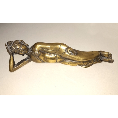 386 - AN ANTIQUE BURMESE POLISHED BRONZE FIGURE OF THE RECLINING BUDDHA, 23CM WIDE.