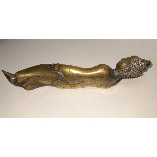 386 - AN ANTIQUE BURMESE POLISHED BRONZE FIGURE OF THE RECLINING BUDDHA, 23CM WIDE.