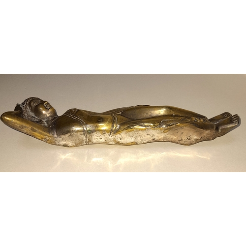 386 - AN ANTIQUE BURMESE POLISHED BRONZE FIGURE OF THE RECLINING BUDDHA, 23CM WIDE.