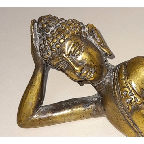 386 - AN ANTIQUE BURMESE POLISHED BRONZE FIGURE OF THE RECLINING BUDDHA, 23CM WIDE.