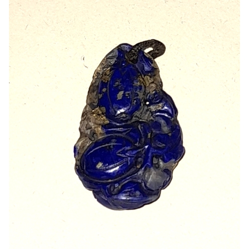 388 - A VINTAGE OR ANTIQUE CHINESE LAPIS LAZULI PENDANT, 3.3CM HIGH.