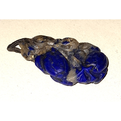 388 - A VINTAGE OR ANTIQUE CHINESE LAPIS LAZULI PENDANT, 3.3CM HIGH.