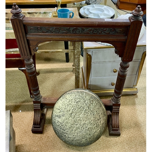 301 - A LARGE FLOORSTANDING MAHOGANY FRAMED DINNER GONG - WITH HEAVY CIRCULAR BRASS GONG - PLEASE NOTE: GO... 