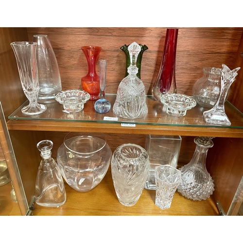 351 - 2 X SHELVES OF VINTAGE GLASSWARES INC. COLOURED GLASS VASES, CANDLESTICKS, DECANTERS ETC. (17 ITEMS)