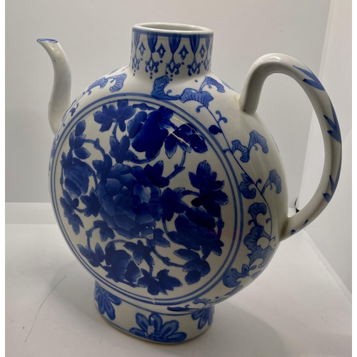 391 - BLUE & WHITE CHINESE EXPORT MOONFLASK TEAPOT H:26CMS MARKED TO BASE 'MADE IN CHINA'