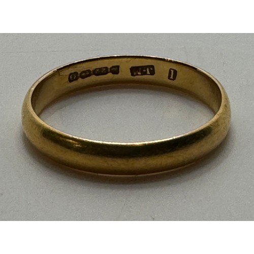 372 - A 22 CT YELLOW GOLD BAND - WT2.7GRAMS - H/M BIRMINGHAM SIZE L