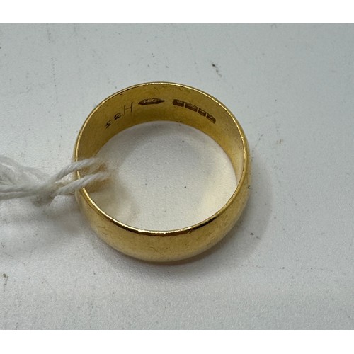 371 - A 22 CT YELLOW GOLD BAND, H/M BIRMINGHAM 1972 - M/M: HG - WT: 9.5G -APPROX, SIZE P