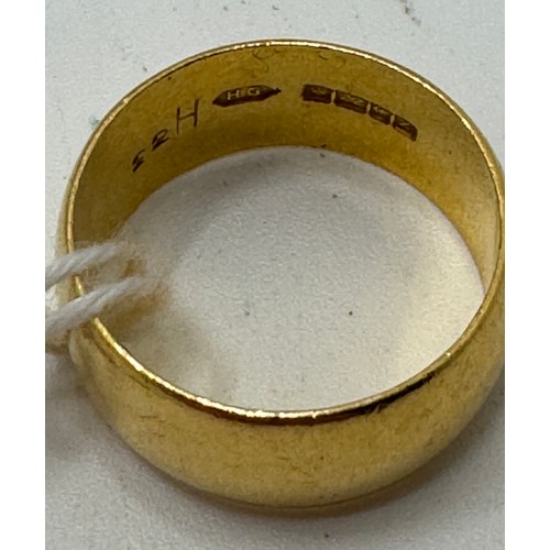 371 - A 22 CT YELLOW GOLD BAND, H/M BIRMINGHAM 1972 - M/M: HG - WT: 9.5G -APPROX, SIZE P