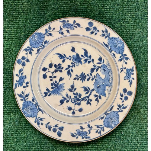 395 - A SMALL CHINESE BLUE AND WHITE PLATE TOGETHER WITH AN ANTIQUE IRONSTONE INDIAN TREE PLATE