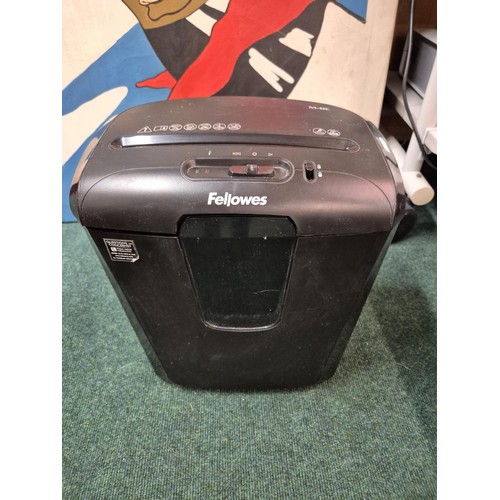 251A - FELLOWES 8 SHEET SHREDDER WITH LOCK - M-8C