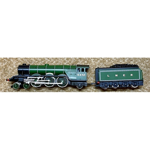 267 - HORNBY FLYING SCOTSMAN A3 CLASS 462 LOCOMOTIVE AND TENDER IN LINER GREEN