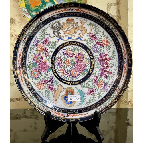 280 - A HAND PAINTED CHINESE CHARGER - FAMILLE JAUNE EDGES WITH FLORAL DESIGN TO CENTRE, BIRD AND CHRYSTAN... 