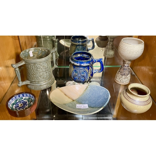 283 - A COLLECTION OF STUDIO POTTERY WARE INCL, A KINGSBRIDGE DOUBLE HANDLED TANKARD, A PORTHMADOC POTTERY... 