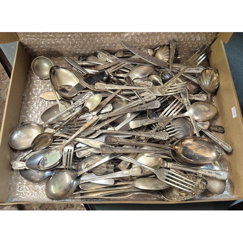 305 - A LARGE QUANTITY OF ANTIQUE AND VINTAGE FLATWARES - INCL CUTLERY, KNIVES, FORKS, SPOON AND SERVING S... 