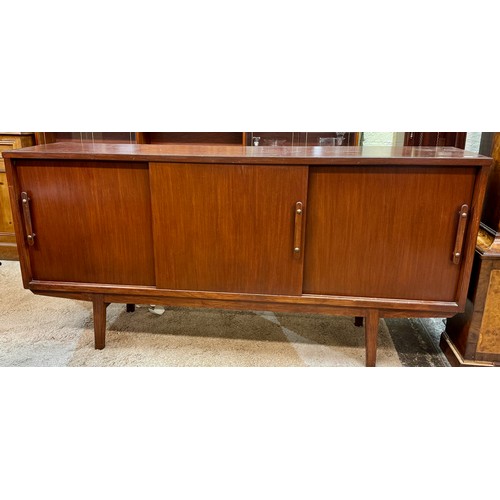 363 - A MAHOGANY MID CENTURY SLIDING DOOR SCANDANAVIAN SIDEBOARD, SLIDING DOOR REVEALS X3 WHITE ENAMELLED ... 