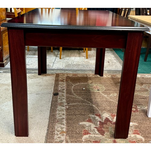 371 - A MODERN RECTANGULAR MAHOGANY VENEERED DINING TABLE ON SQUARE LEGS -OVER/UNDER LEAF