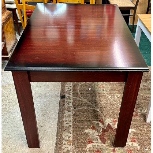 371 - A MODERN RECTANGULAR MAHOGANY VENEERED DINING TABLE ON SQUARE LEGS -OVER/UNDER LEAF