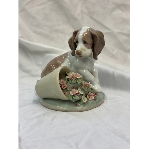 455 - LLADRO 7672 IT WASN'T ME WITH GENERIC LLADRO BOX
Spaniel Puppy Dog Plant Pot Flowers Figure