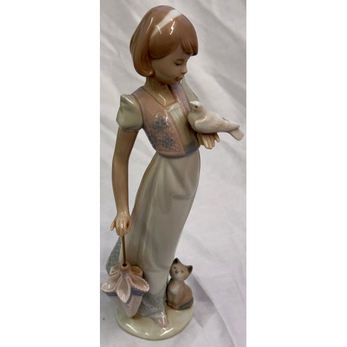 472 - LLADRO 07611 SUMMER STROLL WITH ORIGINAL LLADRO BOX - Designer:  Juan Huerta  Year Designed:  1991  ... 