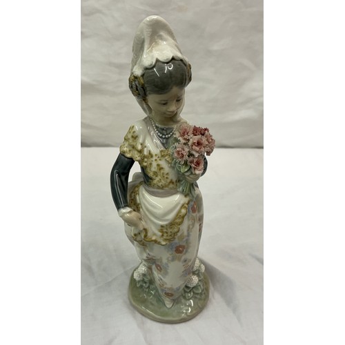 486 - LLADRO 1304 VALENCIAN GIRL WITH FLOWERS Designer:  Juan Huerta Year Designed:  1974 Year Retired: 20... 