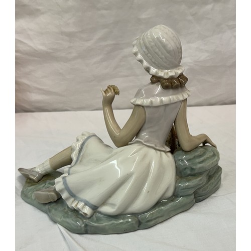 488 - LLADRO 4907 FLORINDA/ADMIRATION Issue Year: 1974. Retirement Year: 1985. Designer: Vicente Martínez