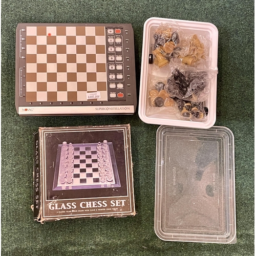 304 - A BOXED GLASS CHESS SET, A CONSTELLATIO ELECTRIC CHESS BOARD (NO PIECES) AND A VARIETY OF GAMING PIE... 