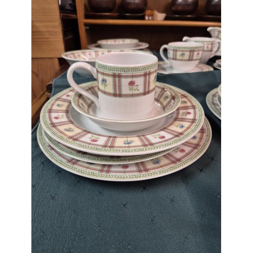 375 - A WEDGWOOD ROSE WOOD HOME DINNER SET, X6 PLACE SETTINGS, X50 PIECES