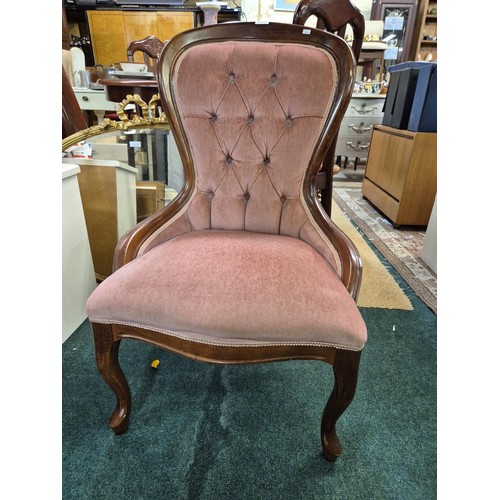 386 - A REPRODUCTION MAHOGNAY FRAMED NURSING CHAIR WITH PINK VELVET BUTTON BACK UPHOLSTERY