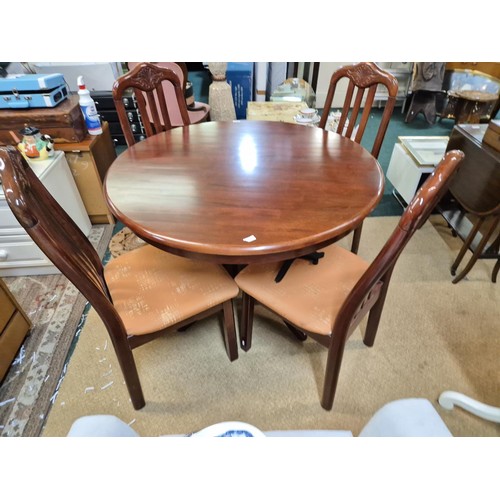 387 - A MAHOGANY CIRCULAR DINING TABLE WITH FOUR MATCHING CHAIRS - APPROX 105CM