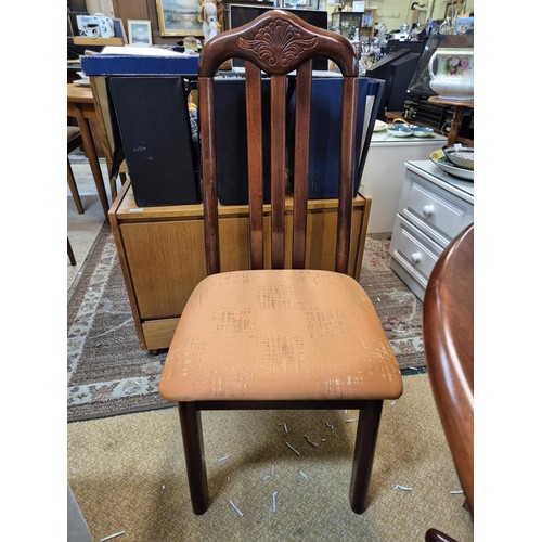 387 - A MAHOGANY CIRCULAR DINING TABLE WITH FOUR MATCHING CHAIRS - APPROX 105CM