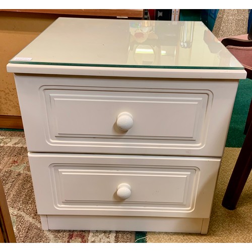 317 - A HEAVY WHITE BEDSIDE CHEST OF 2 DRAWERS WITH FITTED GLASS TOP