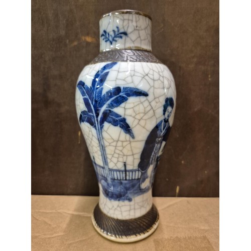 442 - A CHINESE BLUE AND WHITE CRACKLEGLAZE VASE, C. 1900, 23CM HIGH