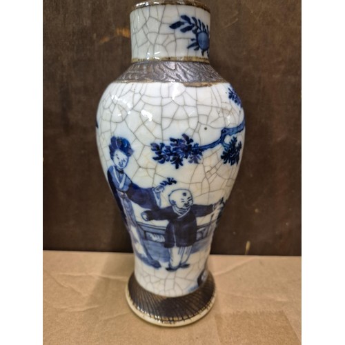 442 - A CHINESE BLUE AND WHITE CRACKLEGLAZE VASE, C. 1900, 23CM HIGH