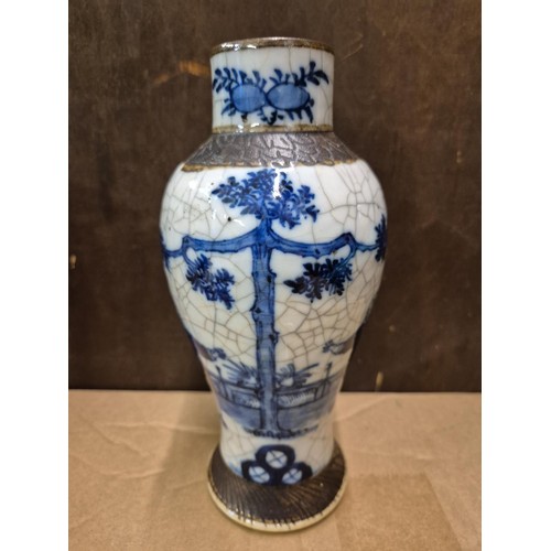 442 - A CHINESE BLUE AND WHITE CRACKLEGLAZE VASE, C. 1900, 23CM HIGH