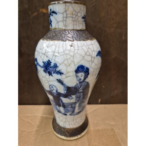 442 - A CHINESE BLUE AND WHITE CRACKLEGLAZE VASE, C. 1900, 23CM HIGH