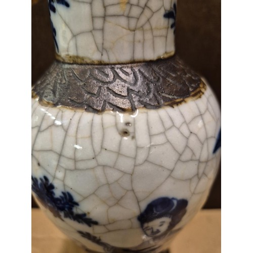 442 - A CHINESE BLUE AND WHITE CRACKLEGLAZE VASE, C. 1900, 23CM HIGH