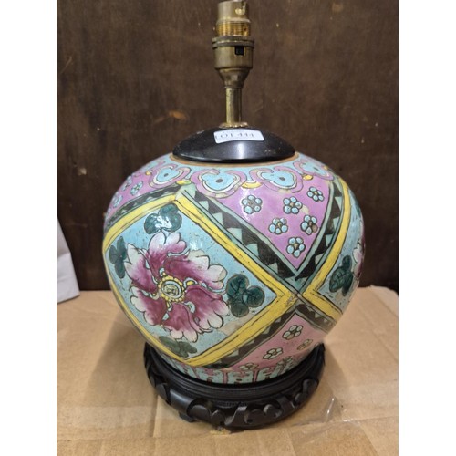 444 - A 19TH C. FAMILLE ROSE JAR, MOUNTED AS A LAMP, POSSIBLY CHINA STRAITS WARE, THE JAR ITSELF APPROX. 1... 