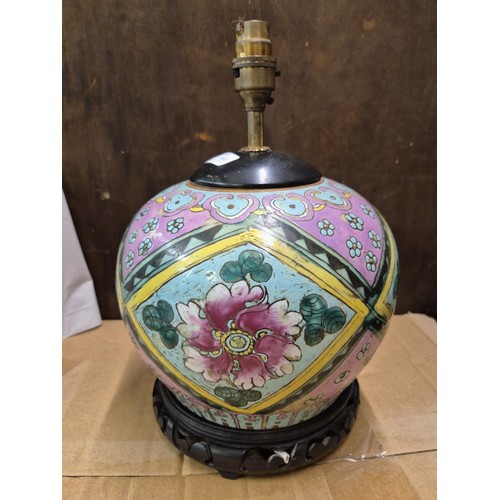 444 - A 19TH C. FAMILLE ROSE JAR, MOUNTED AS A LAMP, POSSIBLY CHINA STRAITS WARE, THE JAR ITSELF APPROX. 1... 