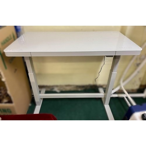 99 - TRESSANTI GELLER - ADJUSTABLE TECH DESK IN WHITE