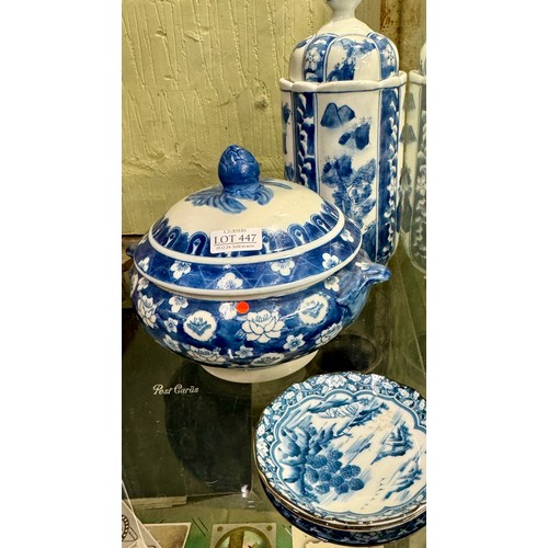 246 - MODERN CHINESE WARES: A CHINESE BLUE AND WHITE COVERED TUREEN, X3 SMALL ORIENTAL PLATES AND A BLUE A... 