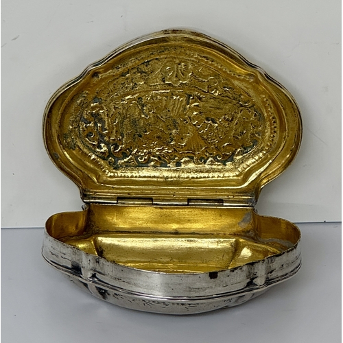 409 - A CONTINENTAL SILVER SNUFF BOX WITH GILT INTERIOR AND REPOUSSE SCENE TO LID, MARKED '12' TO RIM - Di... 