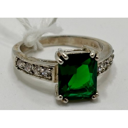 309 - 14CT WHITE GOLD, DIAMOND AND GREEN SPINEL DRESS RING, 3.5G, SIZE O